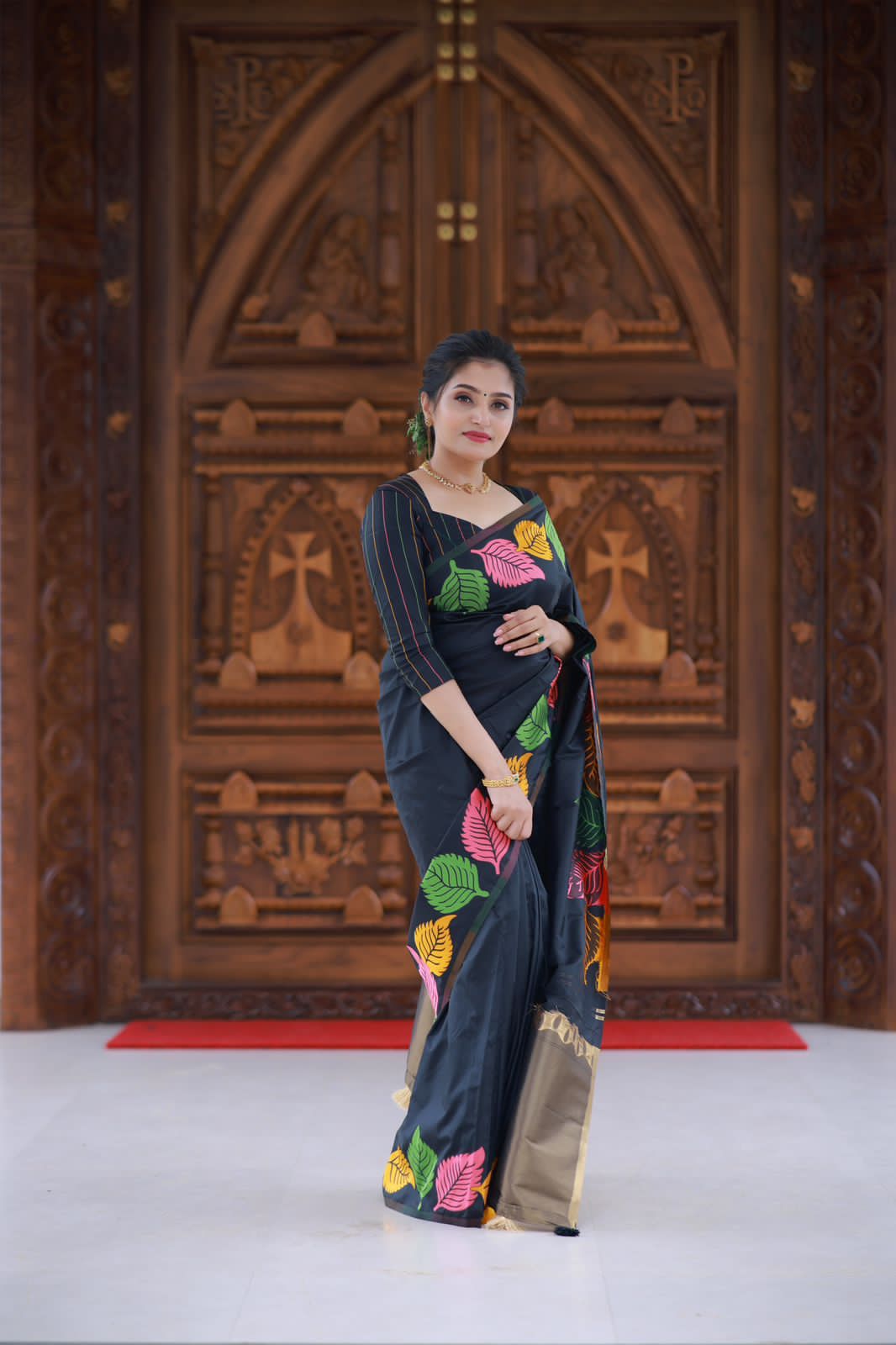 Luxury Lichi Silk Saree Highlighting Timeless Banarasi Art