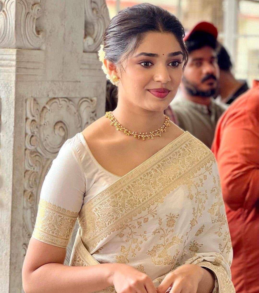 Comfort Wear Organic Banarasi Lichi Silk Wedding Saree